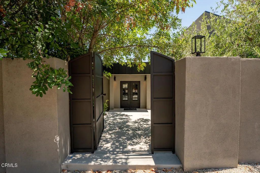 3250 Coldwater Canyon Avenue, Los Angeles, CA 91604