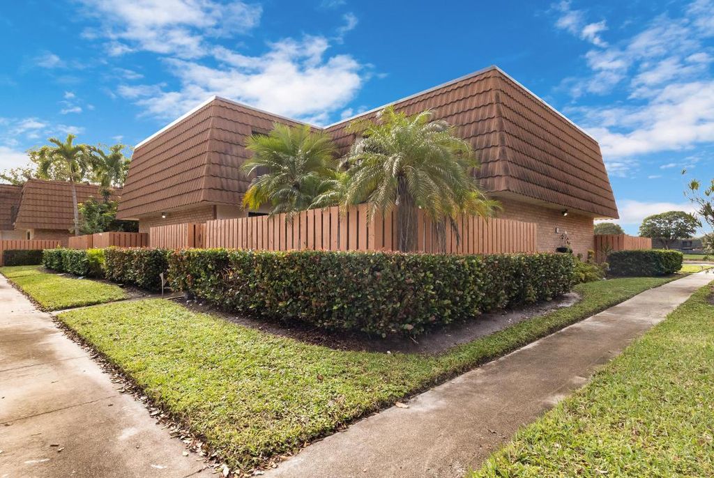 245 Charter Way, West Palm Beach, FL 33407