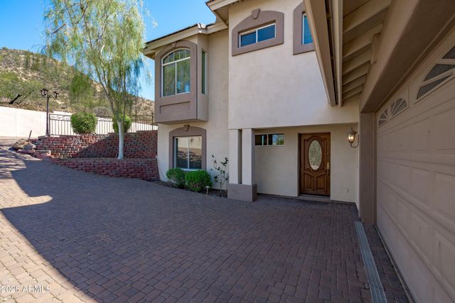 619 E BRILES Road, Phoenix, AZ 85085
