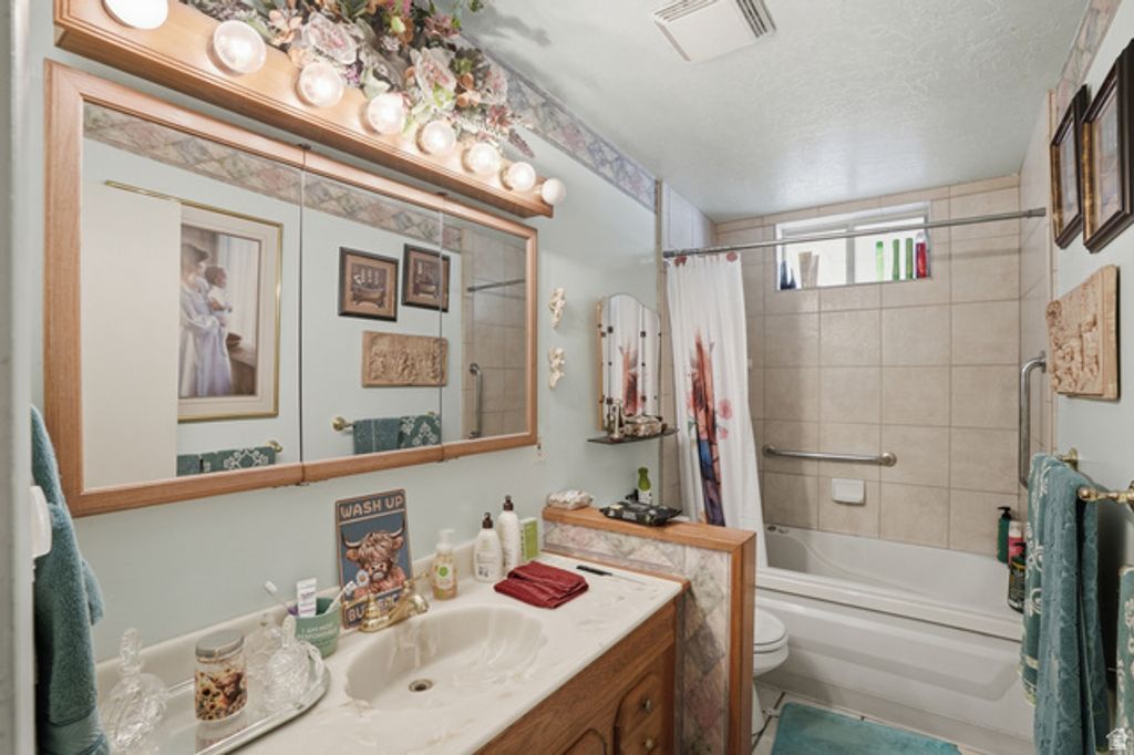 Image 12 of property listing at 10106 S PEONY WAY, Sandy, UT 84094