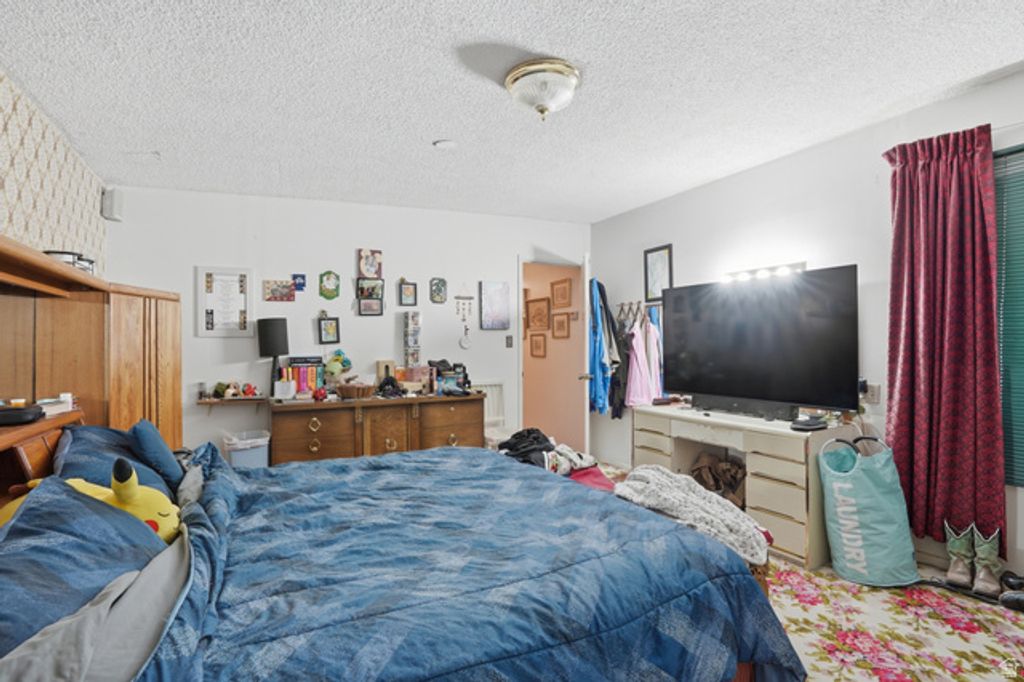 Image 14 of property listing at 10106 S PEONY WAY, Sandy, UT 84094