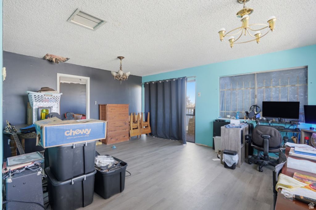 Image 21 of property listing at 10106 S PEONY WAY, Sandy, UT 84094