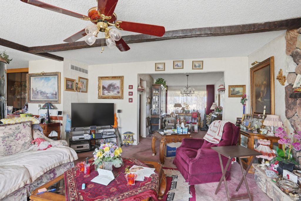 Image 4 of property listing at 10106 S PEONY WAY, Sandy, UT 84094