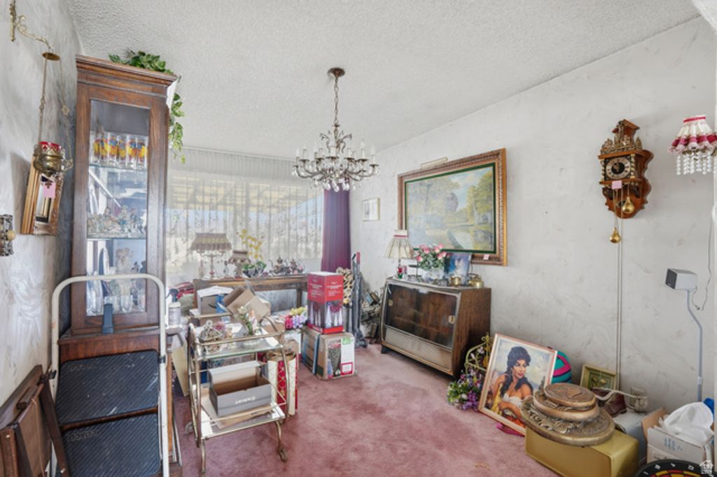 Image 7 of property listing at 10106 S PEONY WAY, Sandy, UT 84094