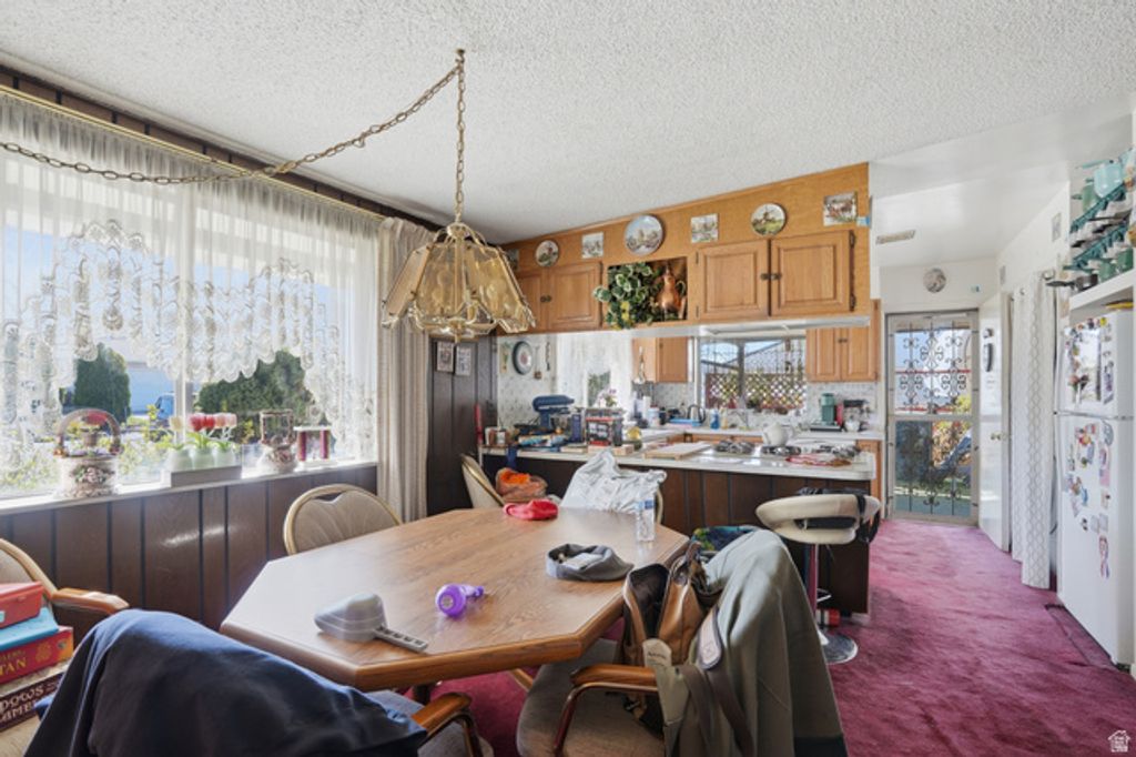 Image 8 of property listing at 10106 S PEONY WAY, Sandy, UT 84094