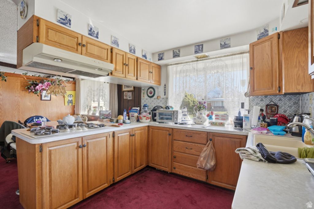 Image 9 of property listing at 10106 S PEONY WAY, Sandy, UT 84094