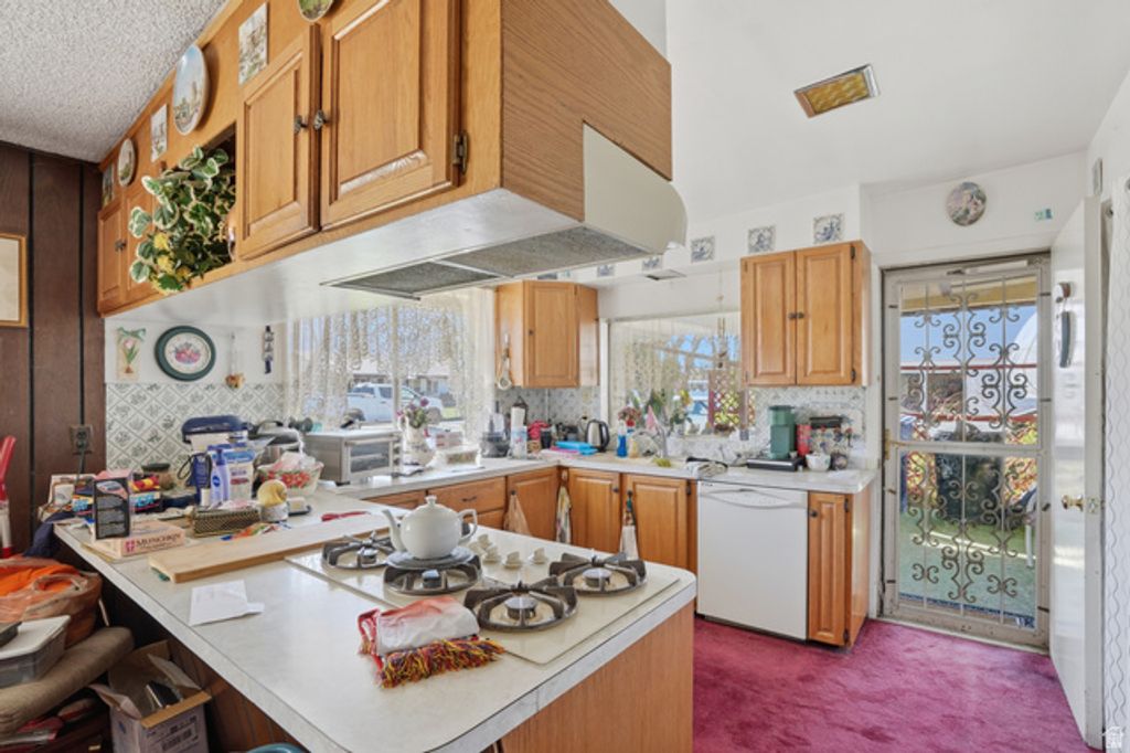 Image 10 of property listing at 10106 S PEONY WAY, Sandy, UT 84094