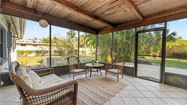 1320 Miracle LN, Fort Myers, FL 33901