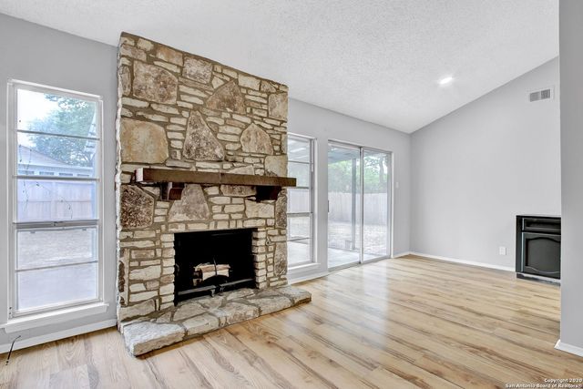 8710 Greenthread Dr, San Antonio, TX 78240