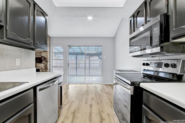 8710 Greenthread Dr, San Antonio, TX 78240