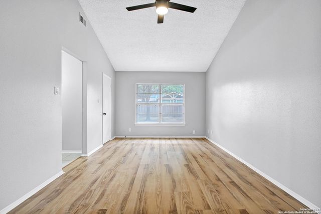 8710 Greenthread Dr, San Antonio, TX 78240