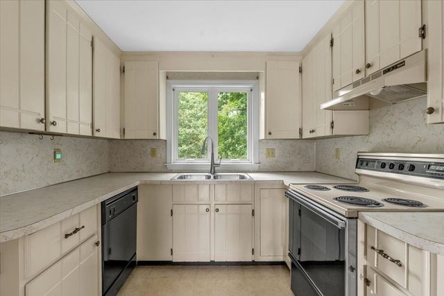 33 Old Carriage Lane, Braintree, MA 02184