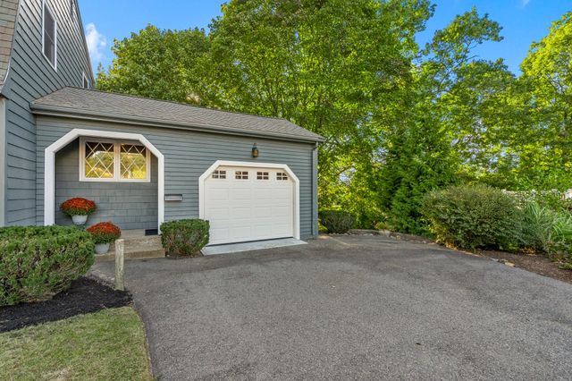 33 Old Carriage Lane, Braintree, MA 02184