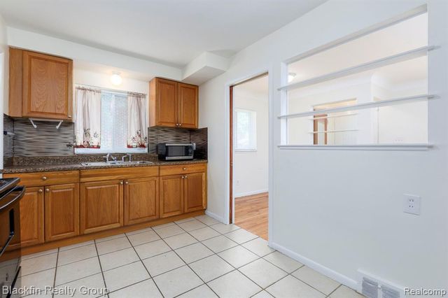 24641 Ridgedale Street, Oak Park, MI 48237