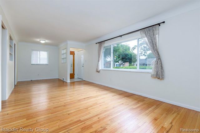24641 Ridgedale Street, Oak Park, MI 48237