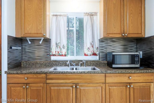 24641 Ridgedale Street, Oak Park, MI 48237