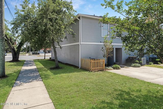 8400 MCGIRTS VILLAGE Lane, Jacksonville, FL 32210
