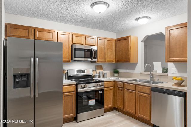 8400 MCGIRTS VILLAGE Lane, Jacksonville, FL 32210