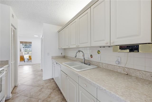 870 Lake Orchid Circle 108, Vero Beach, FL 32962