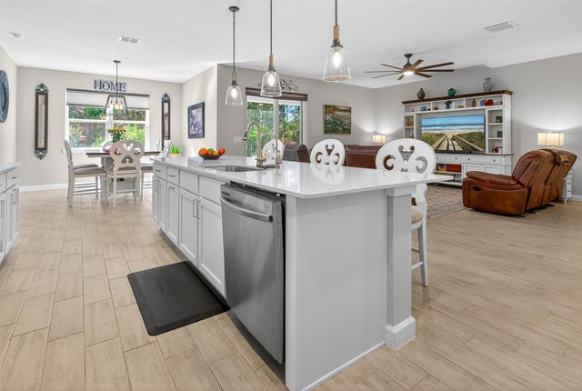 99 Patric Dr, Palm Coast, FL 32164