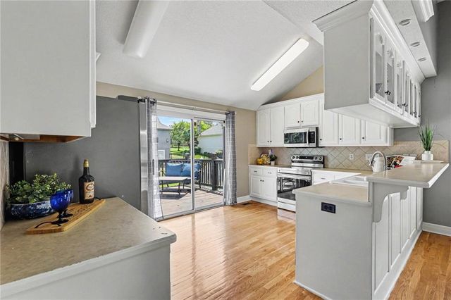 417 S Lakeshore Drive, Raymore, MO 64083