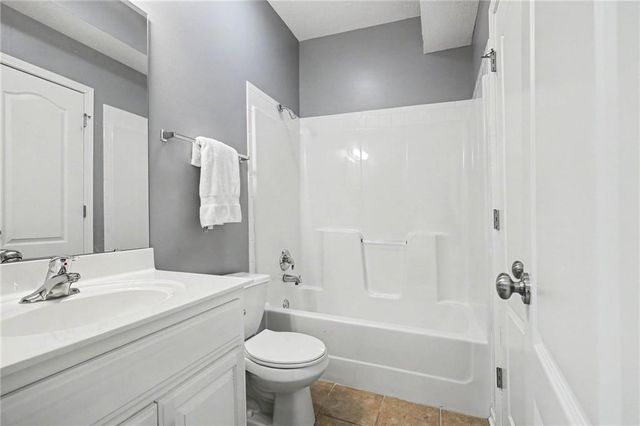 417 S Lakeshore Drive, Raymore, MO 64083