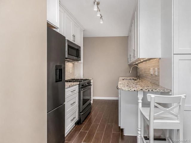250 Garth Rd 5J3, Scarsdale, NY 10583