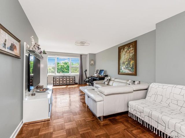 250 Garth Rd 5J3, Scarsdale, NY 10583