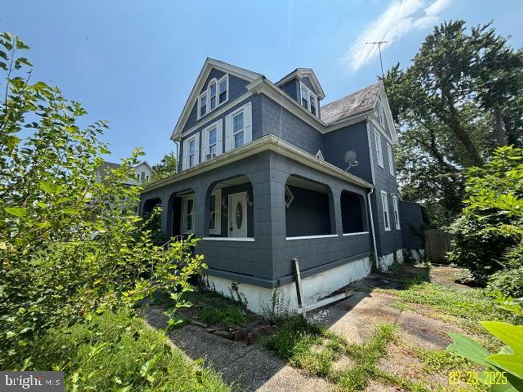 Image 3 of property listing at 4203 SPRINGWOOD AVE, Baltimore, MD 21206