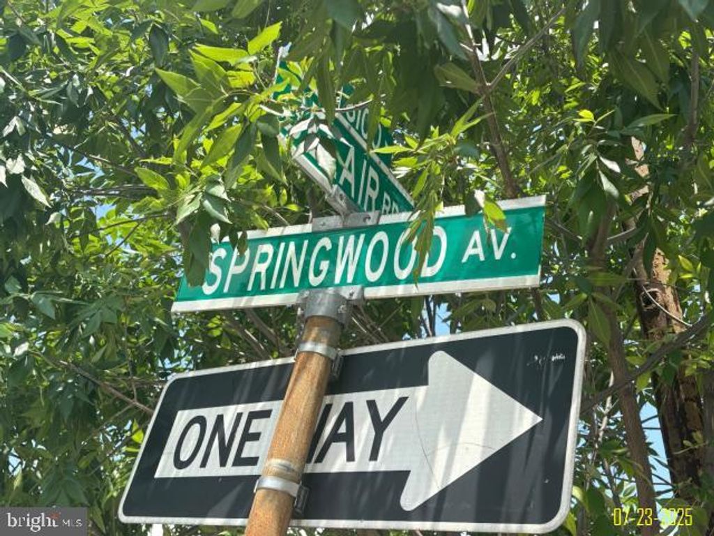 Image 5 of property listing at 4203 SPRINGWOOD AVE, Baltimore, MD 21206