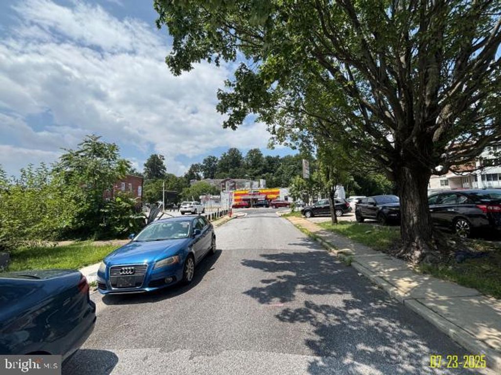 Image 7 of property listing at 4203 SPRINGWOOD AVE, Baltimore, MD 21206