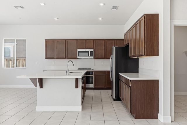 566 Albany St, Lathrop, CA 95330