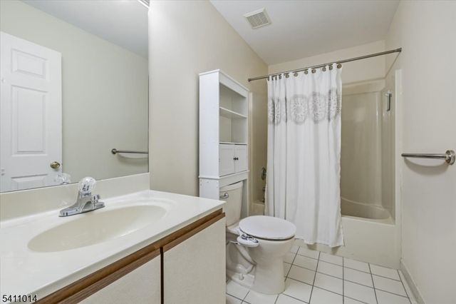 240 Cambridge Ct, Clifton City, NJ 07014
