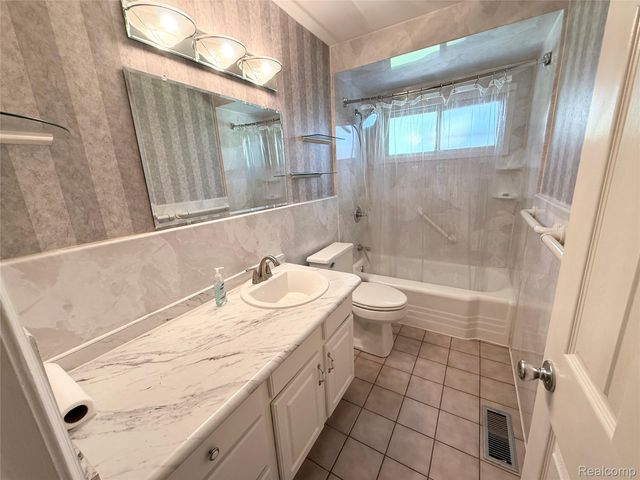 18582 Whitby Street, Livonia, MI 48152