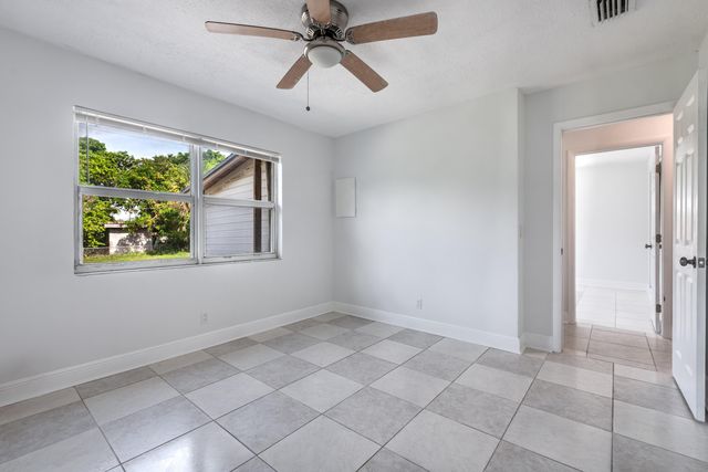 925 S Pine Street, Lake Worth, FL 33460