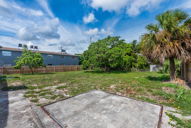 925 S Pine Street, Lake Worth, FL 33460