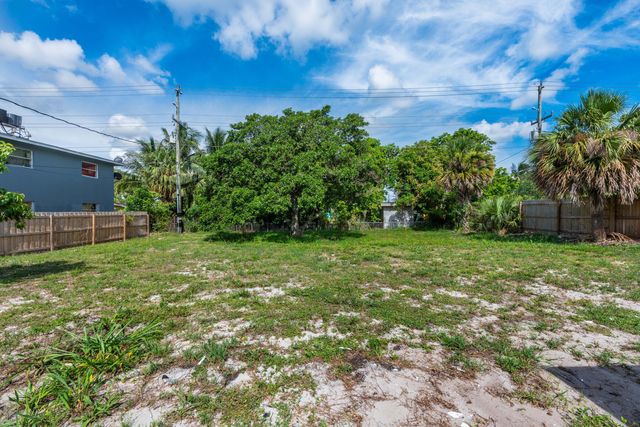 925 S Pine Street, Lake Worth, FL 33460