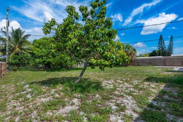 925 S Pine Street, Lake Worth, FL 33460