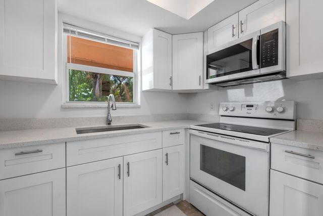 925 S Pine Street, Lake Worth, FL 33460