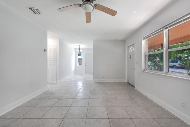 925 S Pine Street, Lake Worth, FL 33460