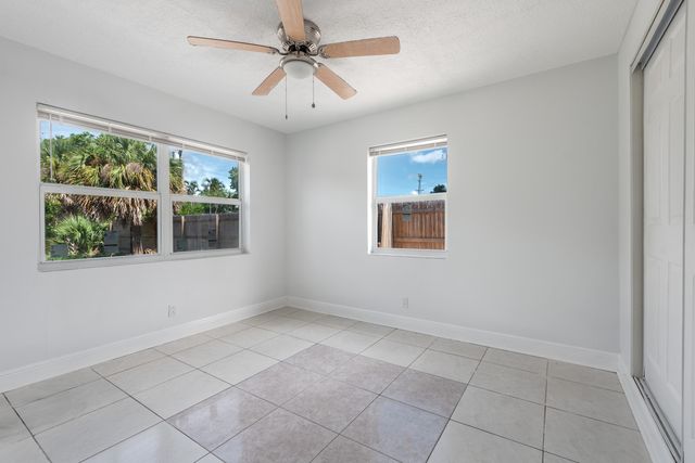 925 S Pine Street, Lake Worth, FL 33460
