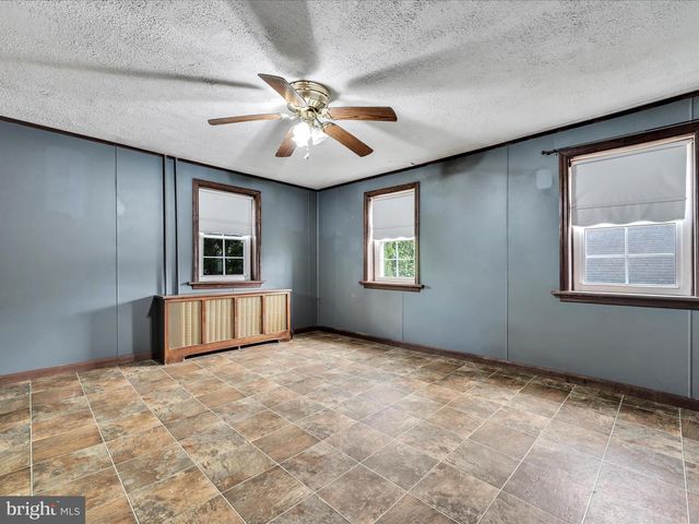 6 W WOOD ST, Pine Grove, PA 17963