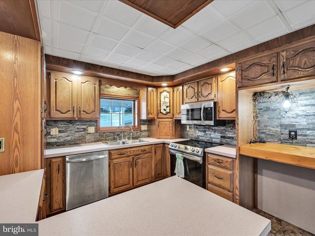 6 W WOOD ST, Pine Grove, PA 17963