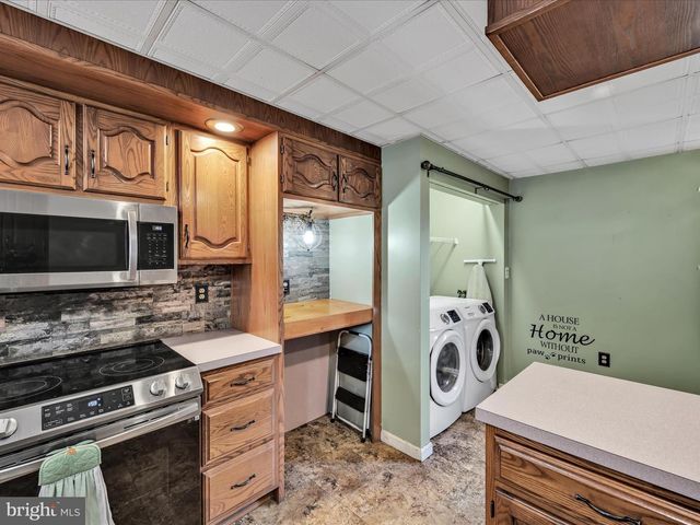 6 W WOOD ST, Pine Grove, PA 17963