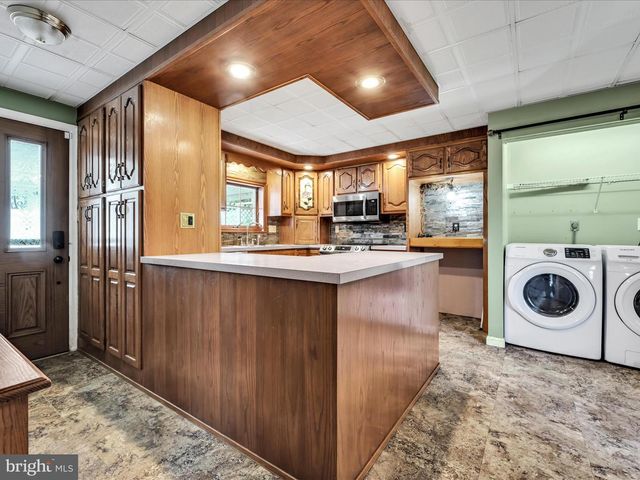 6 W WOOD ST, Pine Grove, PA 17963