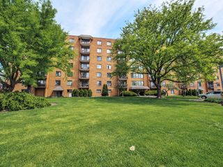 1747 W CRYSTAL Lane 210, Mount Prospect, IL 60056