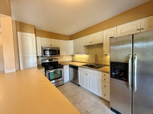 6S010 Steeple Run Drive 2D, Naperville, IL 60540