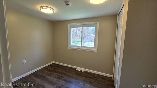 3148 Woodlawn Street, Commerce Charter Township, MI 48390