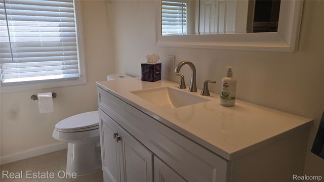3148 Woodlawn Street, Commerce Charter Township, MI 48390