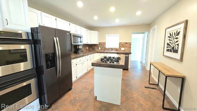 3148 Woodlawn Street, Commerce Charter Township, MI 48390